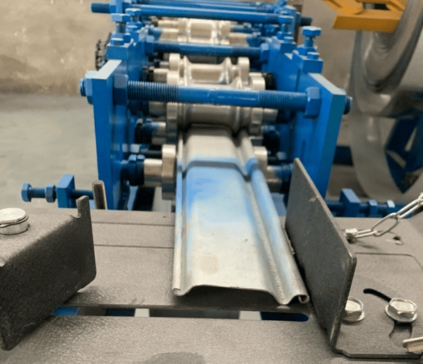 佛山市特鑫機械設備有限公司：專業(yè)生產卷閘機、龍骨機等設備:宏鑫機械設備有限公司
