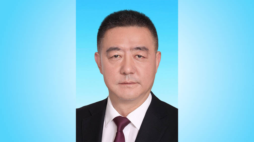 去年出任巴中市委常委、常務(wù)副市長(zhǎng)的李本勇<strong></p>
<p>宏鑫機(jī)械設(shè)備有限公司
</strong>，已轉(zhuǎn)崗市人大:宏鑫機(jī)械設(shè)備有限公司
