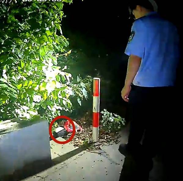 浙江一姑娘以奶茶為記號<strong></p>
<p>宏鑫機械設(shè)備有限公司
</strong>，竟然在草叢里藏了11萬現(xiàn)金！:宏鑫機械設(shè)備有限公司
