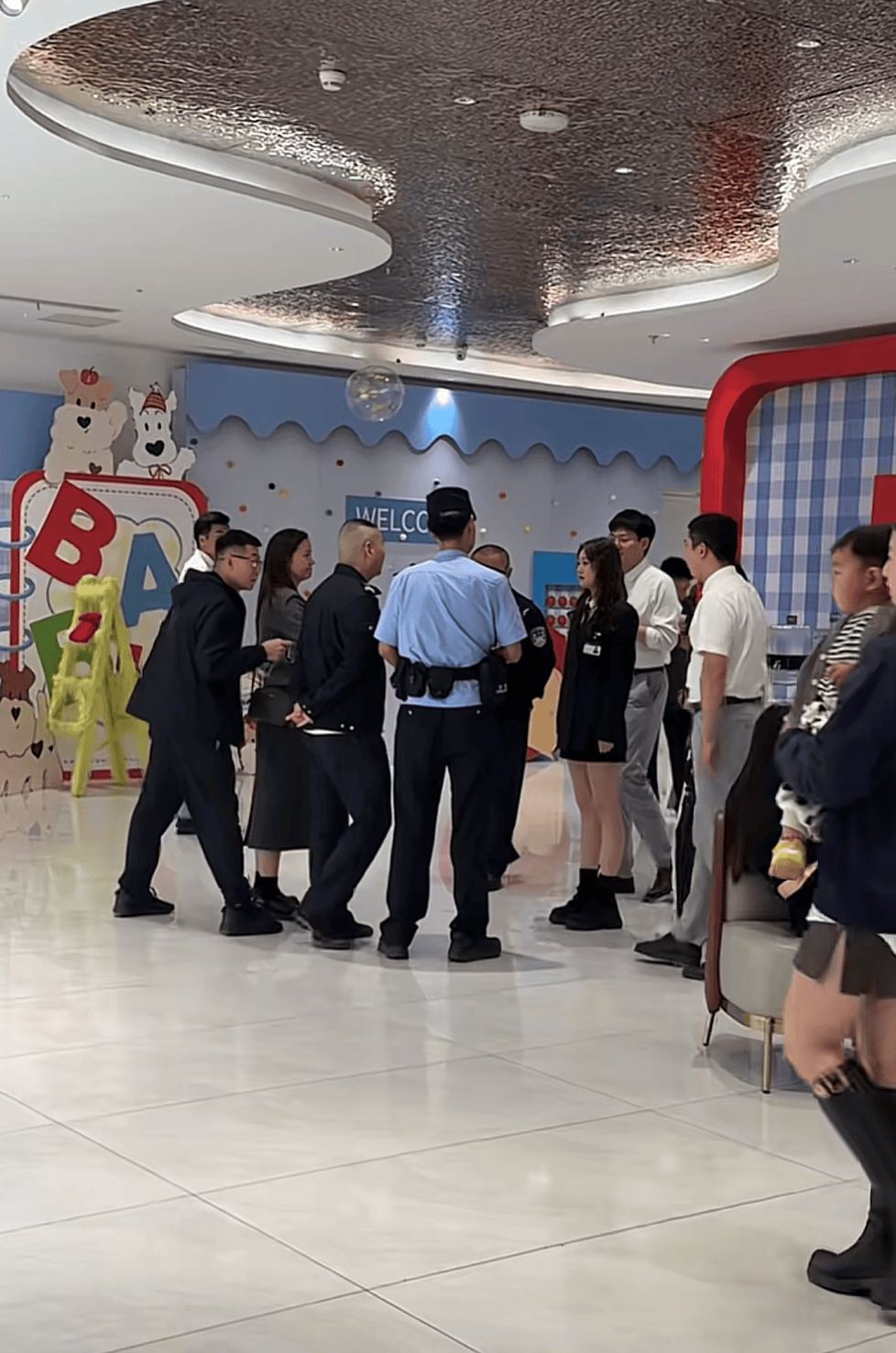 被網(wǎng)友莫名辱罵“上趕著當(dāng)后媽”<strong></p>
<p>宏鑫機(jī)械設(shè)備有限公司
</strong>，江蘇女子一年后“闖”對方婚禮要求道歉？當(dāng)事人發(fā)聲:宏鑫機(jī)械設(shè)備有限公司
