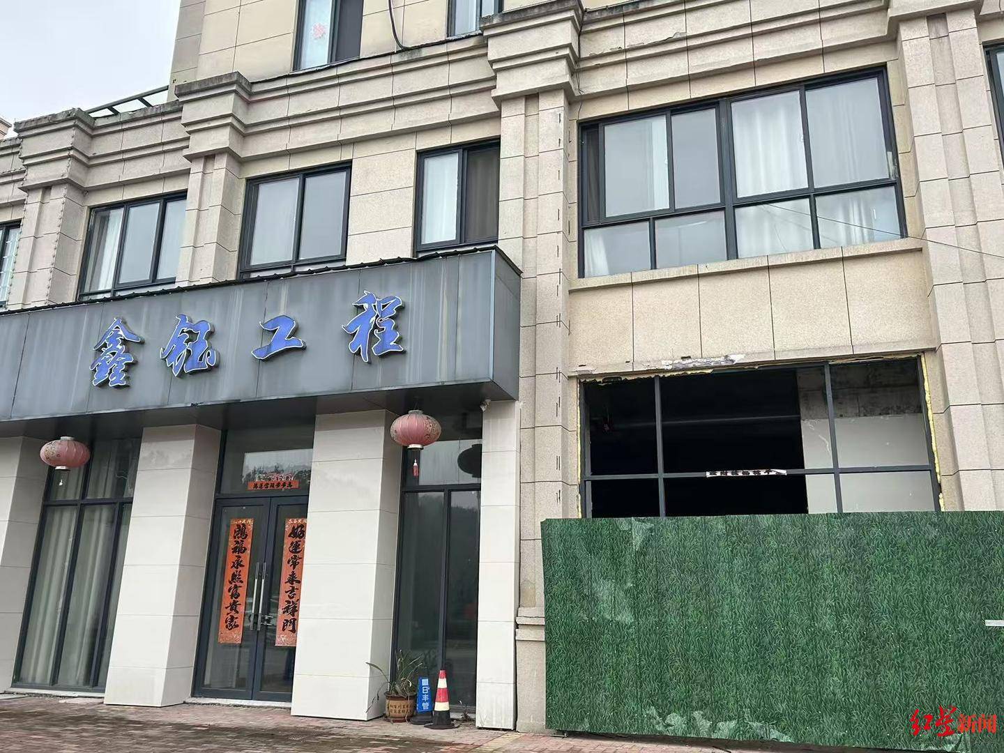 探訪“業(yè)主私挖近300平方米地下室”現(xiàn)場：被挖區(qū)域已回填至地面<strong></p>
<p>宏鑫機械設備有限公司
</strong>，涉案業(yè)主擔任多家公司高管:宏鑫機械設備有限公司
