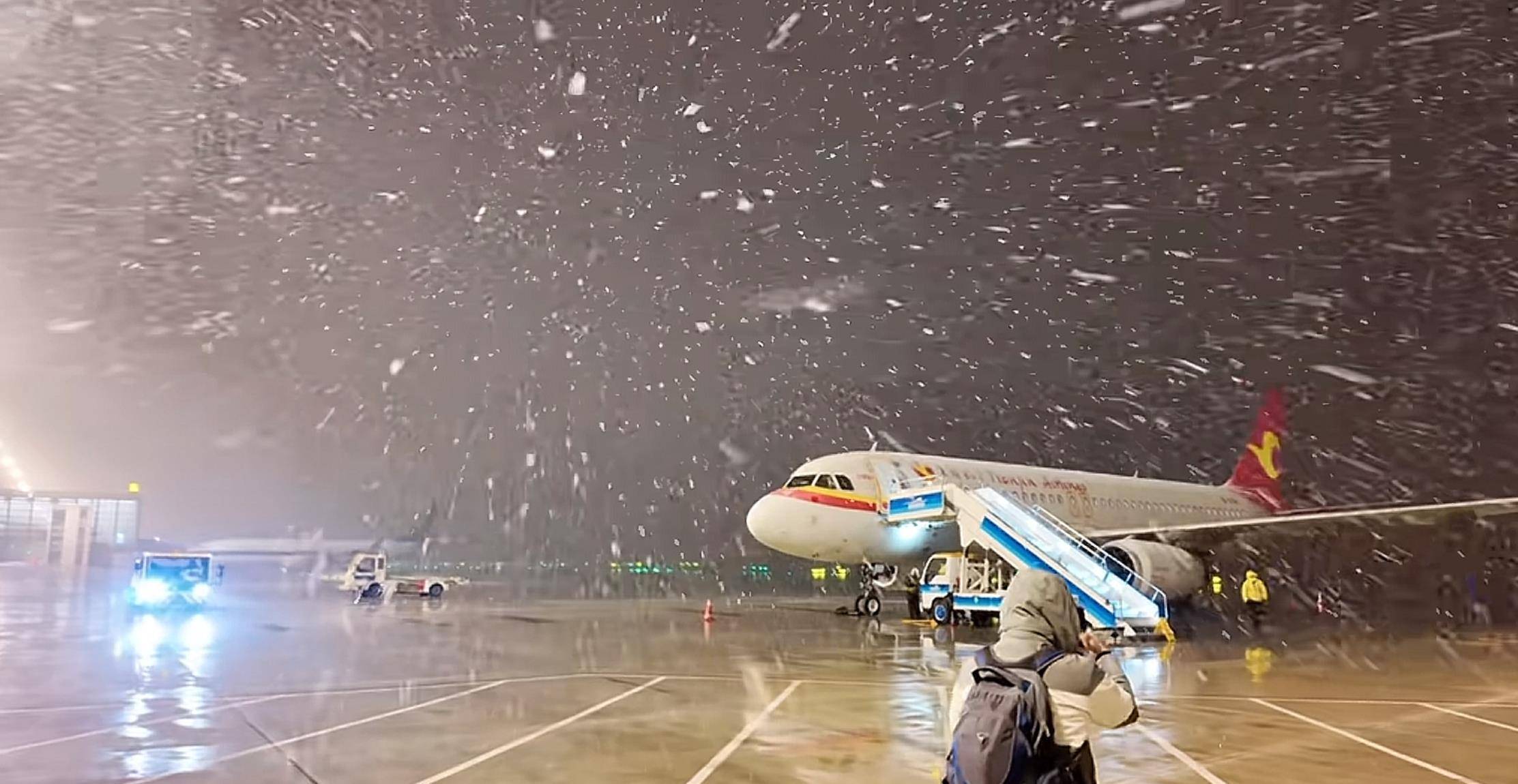 北方多地迎來第一場雪，黑龍江局地已出現(xiàn)暴雪，積雪深5厘米，氣象專家稱今年初雪略提前:宏鑫機(jī)械設(shè)備有限公司
