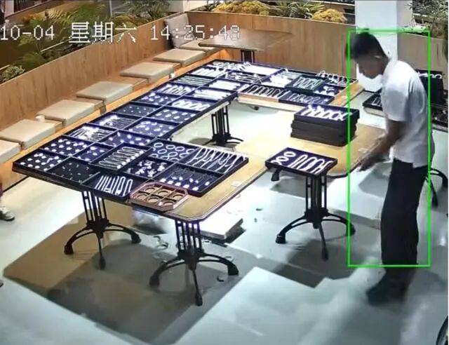 蘇州一20歲店員不小心摔碎一盒玉鐲損失百萬<strong></p>
<p>宏鑫機(jī)械設(shè)備有限公司
</strong>，老板未要賠償安慰小伙別有壓力:宏鑫機(jī)械設(shè)備有限公司
