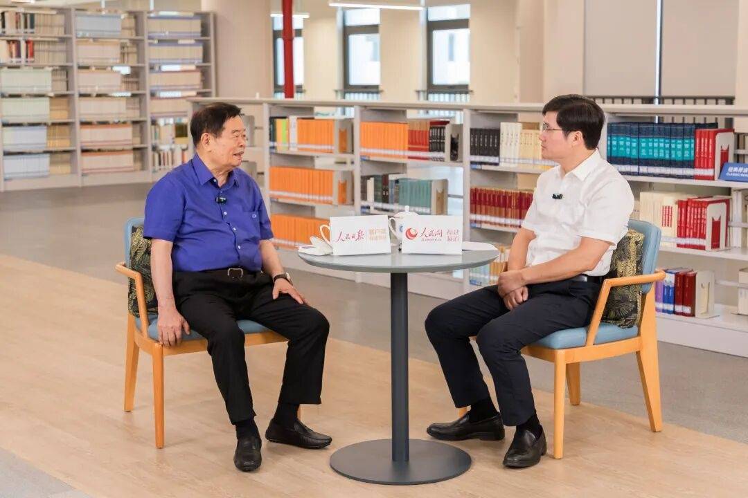 福耀玻璃：曹德旺辭去董事長(zhǎng)職務(wù)<strong></p>
<p>宏鑫機(jī)械設(shè)備有限公司
</strong>，選舉曹暉為新董事長(zhǎng):宏鑫機(jī)械設(shè)備有限公司
