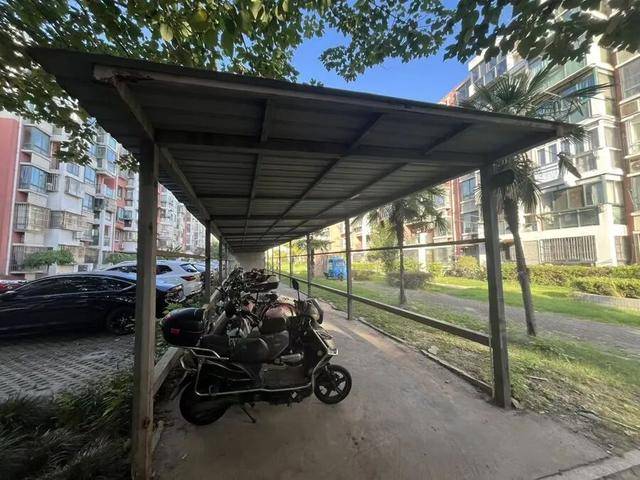 上海居民投訴后傻眼：只拆了一半！小區(qū)綠化被大量鐵皮房霸占<strong></p>
<p>宏鑫機械設備有限公司
</strong>，還有人??？居民直指小區(qū)公共收益疑云:宏鑫機械設備有限公司
