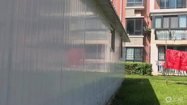 上海居民投訴后傻眼：只拆了一半！小區(qū)綠化被大量鐵皮房霸占<strong></p>
<p>宏鑫機械設備有限公司
</strong>，還有人??？居民直指小區(qū)公共收益疑云:宏鑫機械設備有限公司
