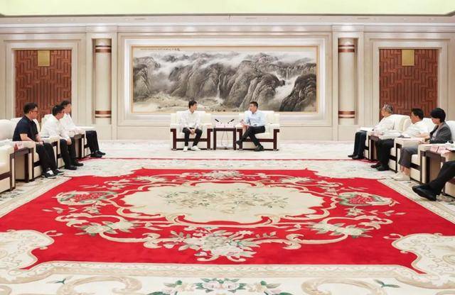 王興興回老家，與市長暢談，還與市政府簽了戰(zhàn)略合作協(xié)議:宏鑫機械設(shè)備有限公司
