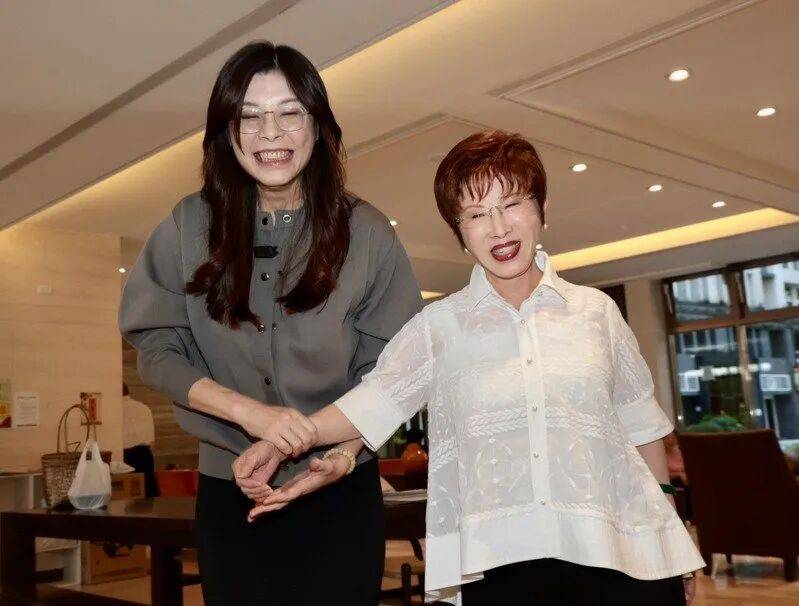 到底支持誰當(dāng)黨主席？當(dāng)著鄭麗文的面，洪秀柱說出了自己的答案:宏鑫機械設(shè)備有限公司
