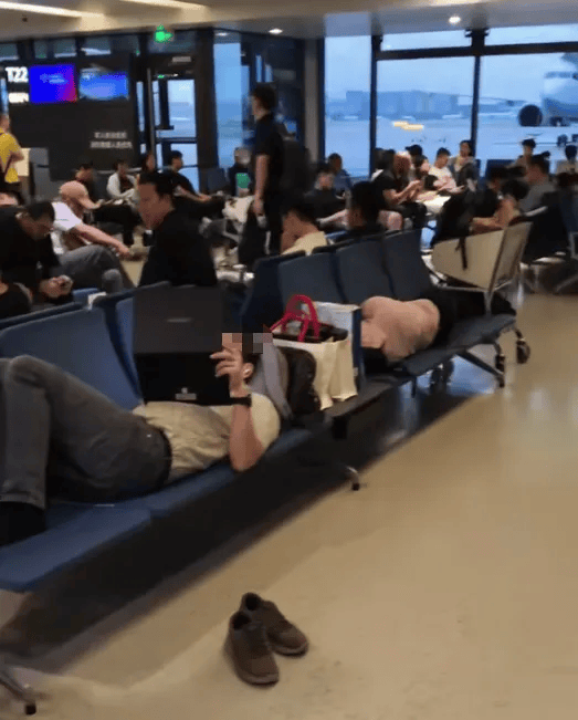 2名外國人在上海虹橋國際機(jī)場候機(jī)室躺臥<strong></p>
<p>宏鑫機(jī)械設(shè)備有限公司
</strong>，占用6個座位，機(jī)場回應(yīng):宏鑫機(jī)械設(shè)備有限公司
