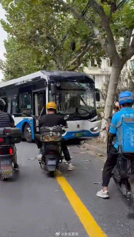 上海警方通報(bào)：男子故意多次急剎<strong></p>
<p>宏鑫機(jī)械設(shè)備有限公司
</strong>，致公交車撞樹，兩名乘客受傷，行拘！:宏鑫機(jī)械設(shè)備有限公司
