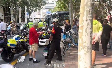 上海警方通報(bào)：男子故意多次急剎<strong></p>
<p>宏鑫機(jī)械設(shè)備有限公司
</strong>，致公交車撞樹，兩名乘客受傷，行拘！:宏鑫機(jī)械設(shè)備有限公司
