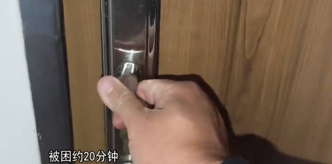 廣州一業(yè)主擅改入戶門(mén)方向<strong></p>
<p>宏鑫機(jī)械設(shè)備有限公司
</strong>，致鄰居被困20分鐘！法院：改回去:宏鑫機(jī)械設(shè)備有限公司
