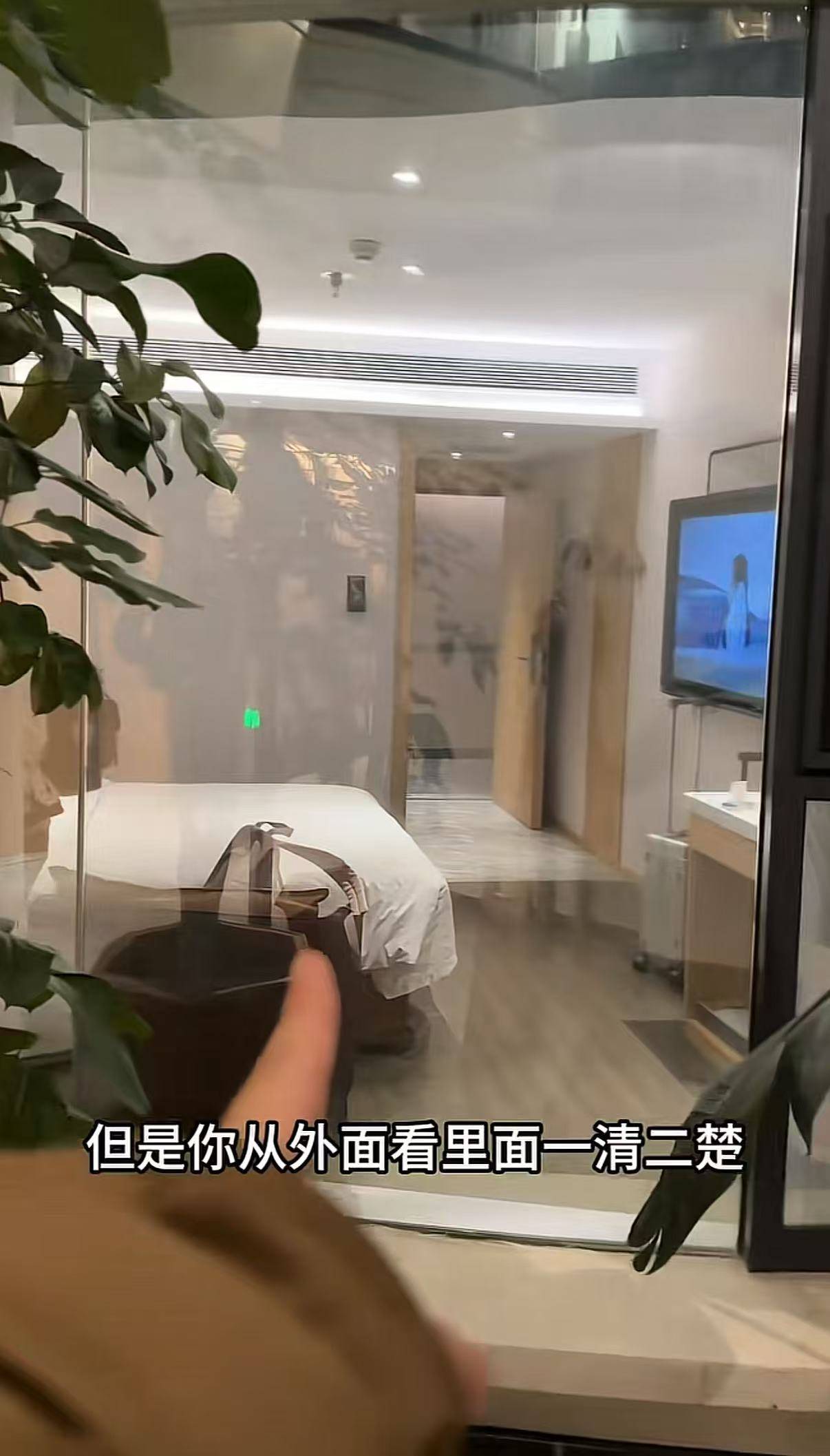 女子延吉住酒店發(fā)現(xiàn)落地窗室內(nèi)看不到外面<strong></p>
<p>宏鑫機(jī)械設(shè)備有限公司
</strong>，室外高清觀看室內(nèi)？工作人員：是單向膜:宏鑫機(jī)械設(shè)備有限公司
