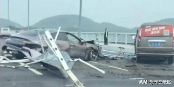 武漢一小米SU7失控撞倒護欄<strong></p>
<p>宏鑫機械設備有限公司
</strong>，沖向?qū)γ孳嚨?，左前輪車軸斷裂輪胎脫落10米開外，小米回應:宏鑫機械設備有限公司
