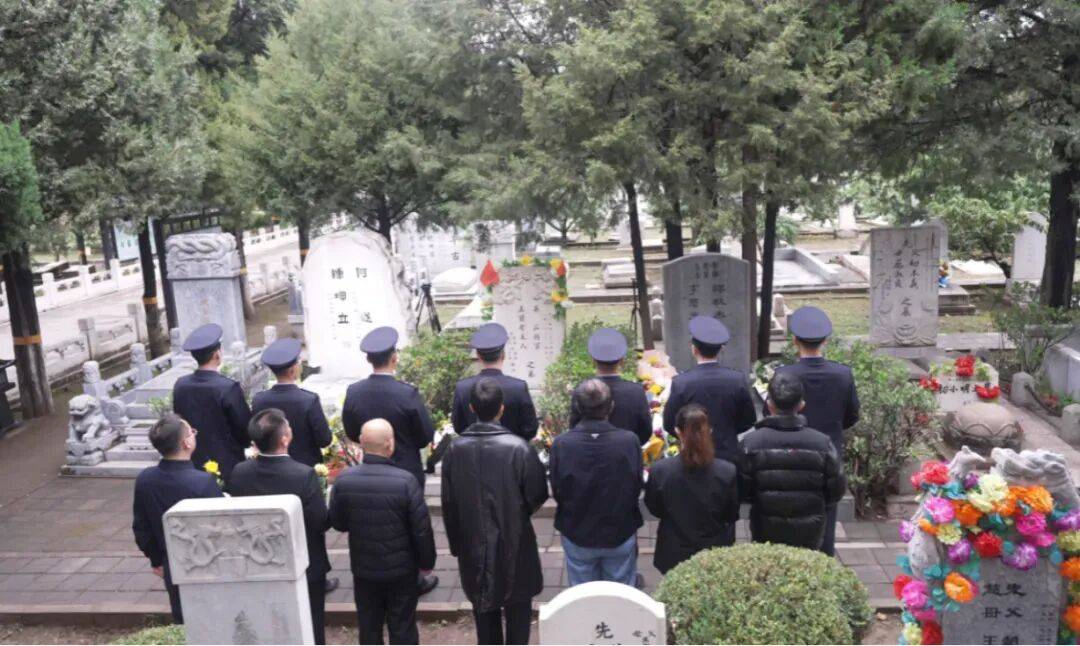 于和偉向吳石烈士敬獻鮮花:宏鑫機械設(shè)備有限公司
