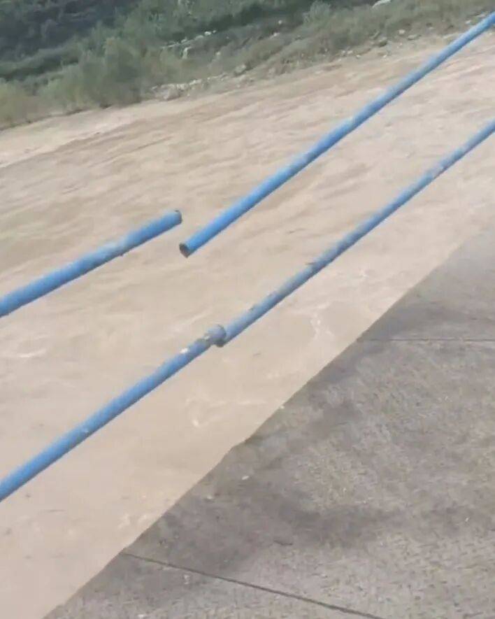 甘肅天水垃圾車往渭河傾倒垃圾<strong></p>
<p>宏鑫機械設備有限公司
</strong>，村民稱河里漲水，大橋無監(jiān)控，鎮(zhèn)政府：正在調查處理:宏鑫機械設備有限公司
