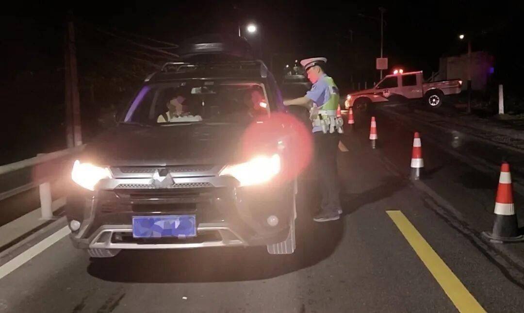 重拳出擊！重慶公安交管部門全面啟動(dòng)酒駕醉駕集中整治<strong></p>
<p>宏鑫機(jī)械設(shè)備有限公司
</strong>，多舉措筑牢道路交通安全防線:宏鑫機(jī)械設(shè)備有限公司
