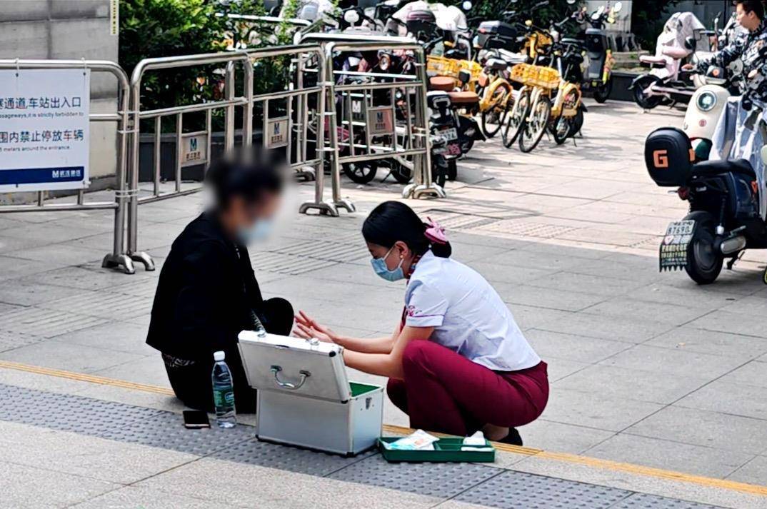 武漢地鐵出入口的一幕:十分鐘按摩得到一個深深擁抱:宏鑫機(jī)械設(shè)備有限公司