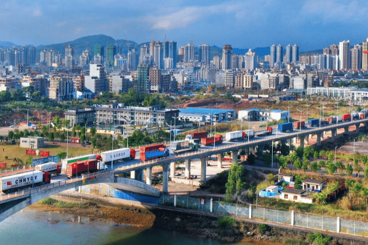 廣西東興國(guó)企總經(jīng)理被指“出軌抓現(xiàn)行”<strong></p>
<p>宏鑫機(jī)械設(shè)備有限公司
</strong>，已免職！9月曾現(xiàn)身:宏鑫機(jī)械設(shè)備有限公司
