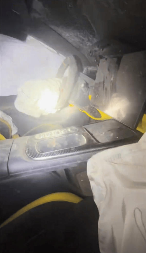 新疆一小米SU7 Ultra飛坡10多米翻滾多圈！車主發(fā)文：門能開<strong></p>
<p>宏鑫機械設(shè)備有限公司
</strong>，沒起火:宏鑫機械設(shè)備有限公司
