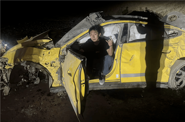 新疆一小米SU7 Ultra飛坡10多米翻滾多圈！車主發(fā)文：門能開<strong></p>
<p>宏鑫機械設(shè)備有限公司
</strong>，沒起火:宏鑫機械設(shè)備有限公司
