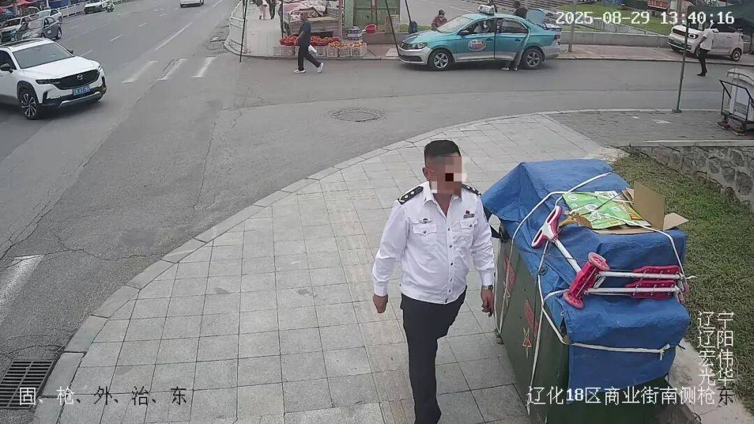 一男子身穿制服自稱“省廳領(lǐng)導(dǎo)”，走進(jìn)派出所“指導(dǎo)工作”，警方：搜查到假警服，行政拘留！:宏鑫機(jī)械設(shè)備有限公司
