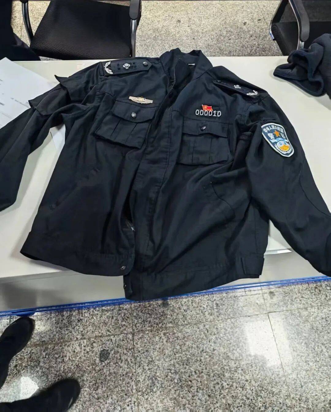 一男子身穿制服自稱“省廳領(lǐng)導(dǎo)”<strong></p>
<p>宏鑫機(jī)械設(shè)備有限公司
</strong>，走進(jìn)派出所“指導(dǎo)工作”，警方：搜查到假警服，行政拘留！:宏鑫機(jī)械設(shè)備有限公司
