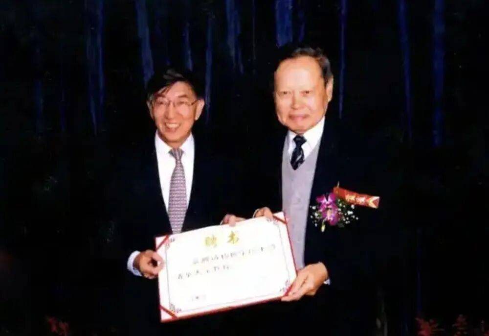 “大先生”千古<strong></p>
<p>宏鑫機(jī)械設(shè)備有限公司
</strong>，楊振寧的一生:宏鑫機(jī)械設(shè)備有限公司

