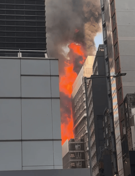 香港中環(huán)突發(fā)大火！一大樓陷入火海<strong></p>
<p>宏鑫機(jī)械設(shè)備有限公司
</strong>，黑煙沖天，棚架被燒毀坍塌，3名男子被困升降機(jī)……:宏鑫機(jī)械設(shè)備有限公司
