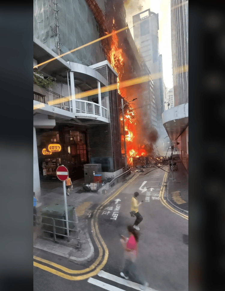 香港中環(huán)突發(fā)大火！一大樓陷入火海<strong></p>
<p>宏鑫機(jī)械設(shè)備有限公司
</strong>，黑煙沖天，棚架被燒毀坍塌，3名男子被困升降機(jī)……:宏鑫機(jī)械設(shè)備有限公司
