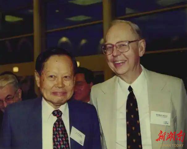 當年回國接受毛主席會見后<strong></p>
<p>宏鑫機械設(shè)備有限公司
</strong>，楊振寧來到了湖南:宏鑫機械設(shè)備有限公司
