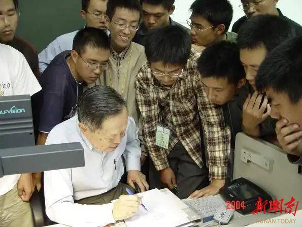 當年回國接受毛主席會見后<strong></p>
<p>宏鑫機械設(shè)備有限公司
</strong>，楊振寧來到了湖南:宏鑫機械設(shè)備有限公司
