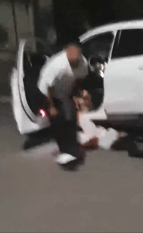 一男子凌晨聽到兩聲呼救，循聲發(fā)現(xiàn)一女子在奔馳車外被白衣男勒昏！受害者：是受朋友之托借錢給白衣男，凌晨被騙至偏僻處遭非禮！:宏鑫機械設(shè)備有限公司

