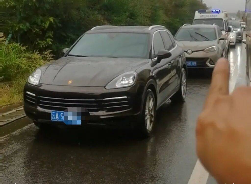 “18輛車占用高速應(yīng)急車道，致救護(hù)車受阻”，處罰來了:宏鑫機(jī)械設(shè)備有限公司
