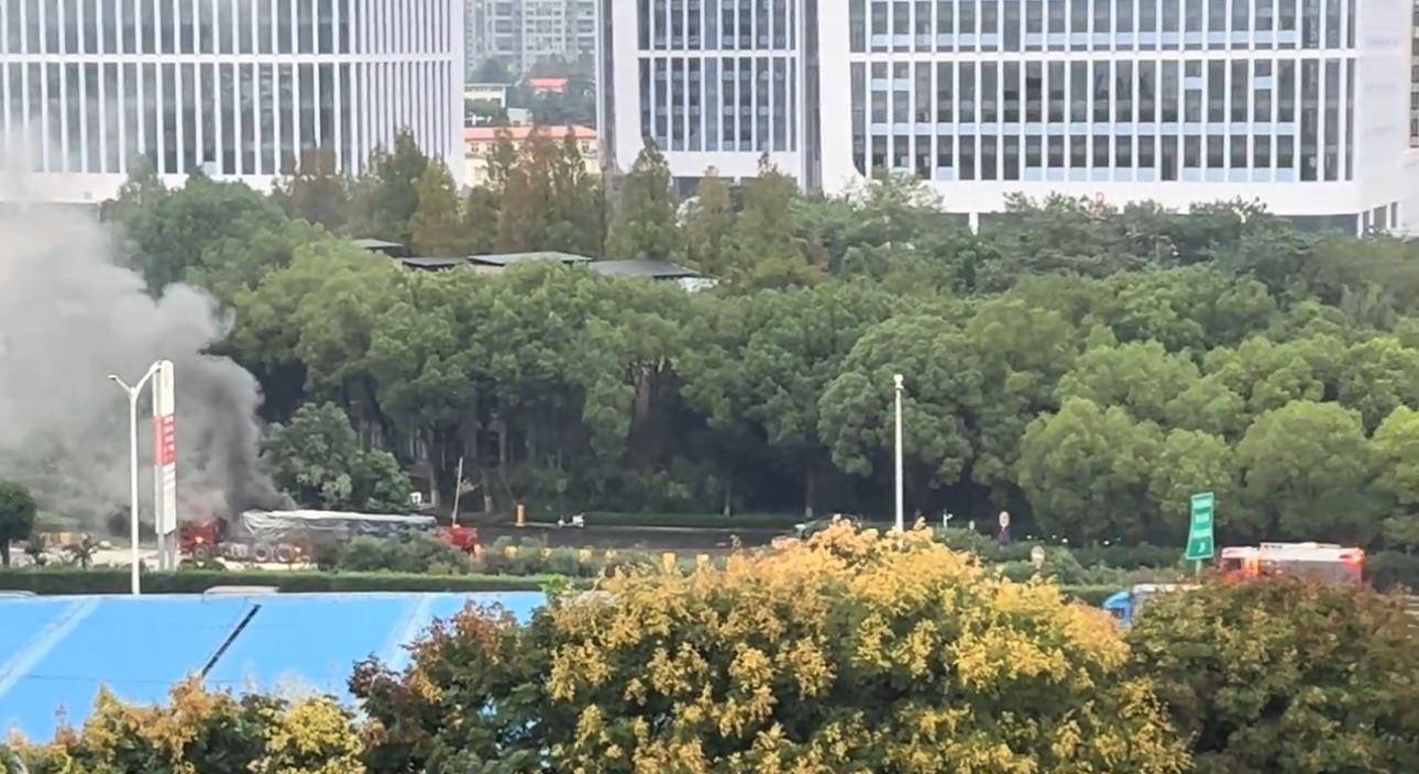 南京清晨突發(fā)巨響驚醒多位市民<strong></p>
<p>宏鑫機(jī)械設(shè)備有限公司
</strong>，官方澄清不是爆炸：系貨車輪胎起火，已撲滅:宏鑫機(jī)械設(shè)備有限公司
