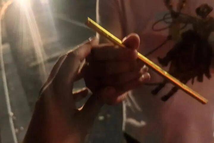 “要跪搓衣板了！”浙江男子用100克黃金打吸管喝奶茶，凌晨在街頭丟了……:宏鑫機(jī)械設(shè)備有限公司

