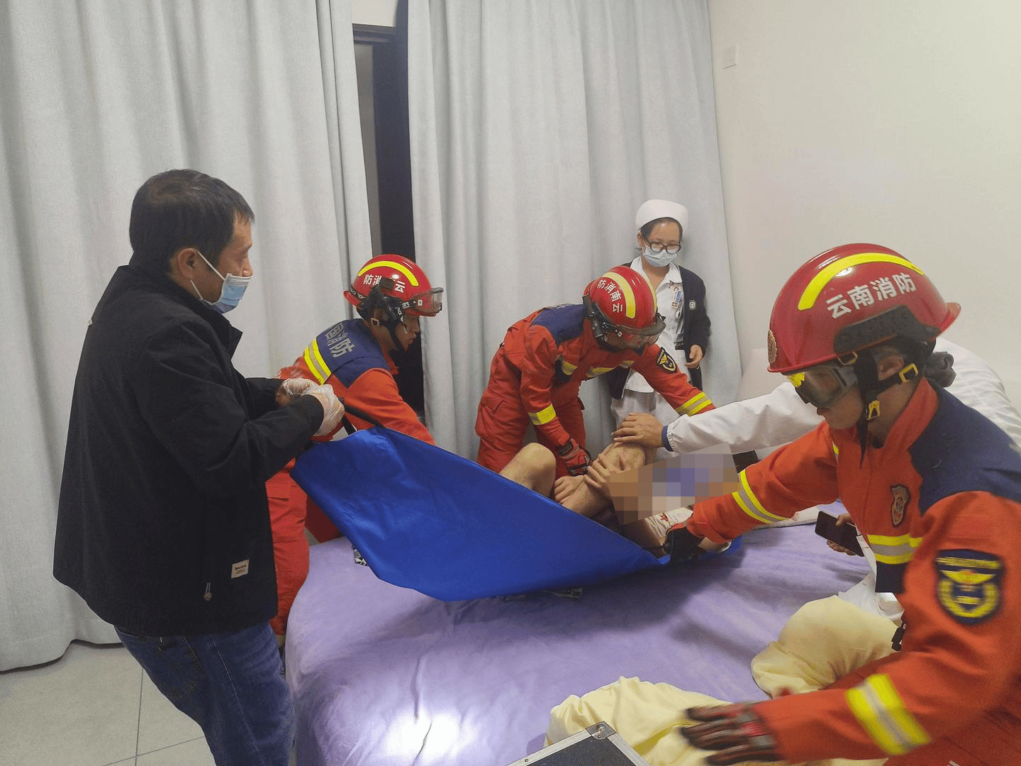 男子在家獨(dú)飲醉酒后凌晨打120求救 醫(yī)生敲門無(wú)人應(yīng)答，消防破門解救:宏鑫機(jī)械設(shè)備有限公司
