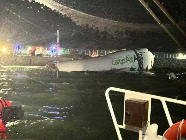 香港國(guó)際機(jī)場(chǎng)一貨機(jī)降落后滑出海面<strong></p>
<p>宏鑫機(jī)械設(shè)備有限公司
</strong>，致兩人死亡:宏鑫機(jī)械設(shè)備有限公司
