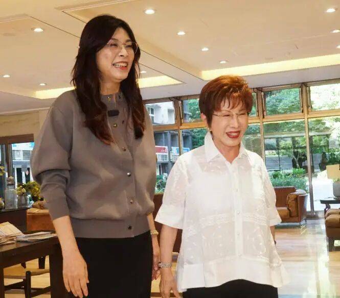 與鄭麗文交流<strong></p>
<p>宏鑫機械設(shè)備有限公司
</strong>，中國人的志氣、骨氣、底氣:宏鑫機械設(shè)備有限公司
