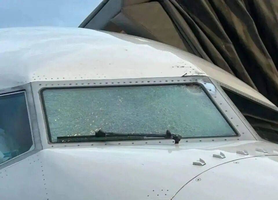 美客機駕駛艙風擋玻璃破裂，自萬米高空緊急備降！機上共140人，資深機長：或被隕石或衛(wèi)星殘骸撞擊:宏鑫機械設備有限公司
