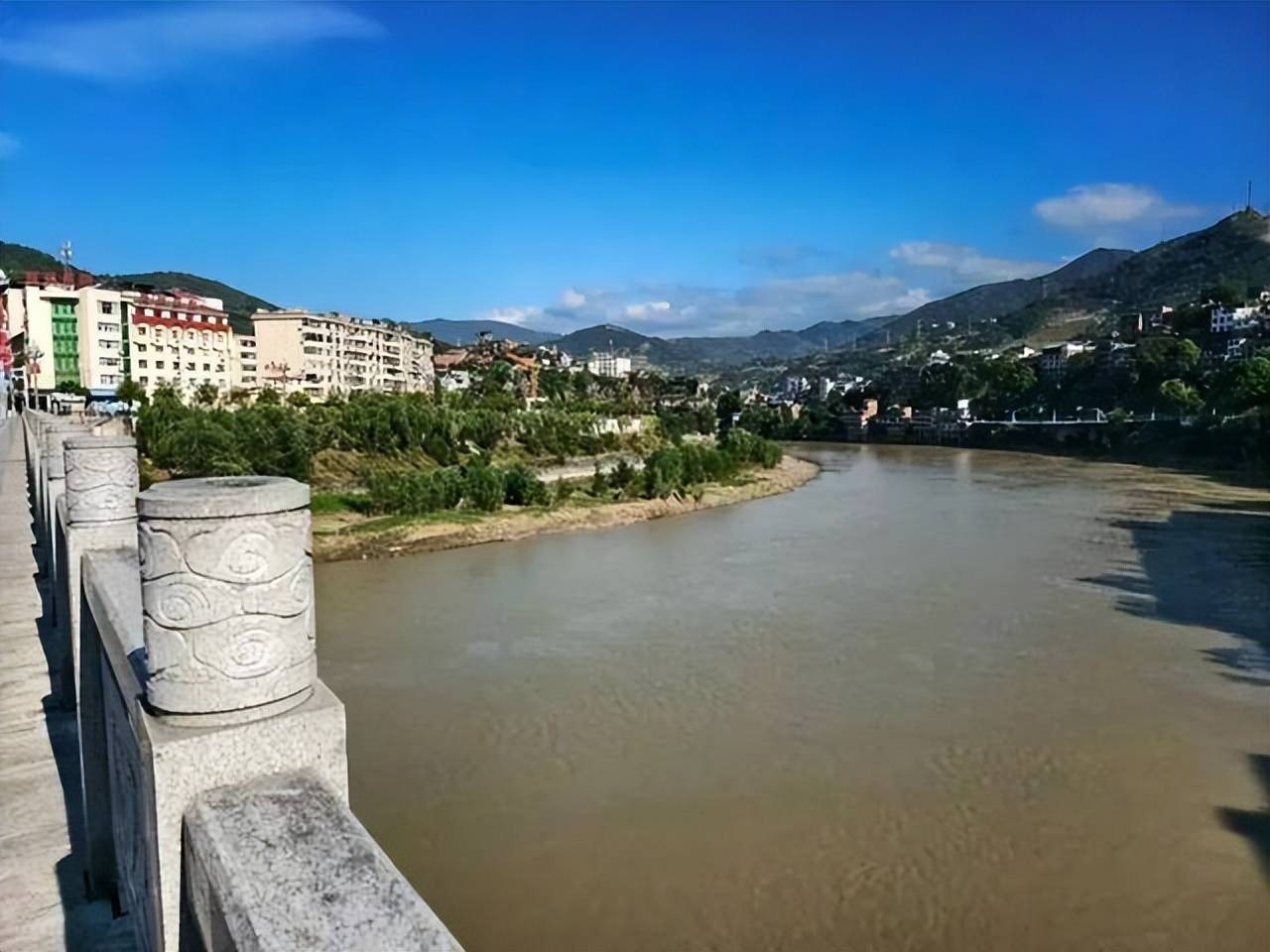 陜西新郎婚禮前跳河身亡<strong></p>
<p>宏鑫機(jī)械設(shè)備有限公司
</strong>，家屬不追責(zé)，表姐稱其接親遭指責(zé)，女方已退彩禮六金:宏鑫機(jī)械設(shè)備有限公司

