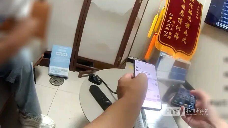 杭州男子為女友買10000元超市卡<strong></p>
<p>宏鑫機(jī)械設(shè)備有限公司
</strong>，被民警狂追10分鐘：“跑什么，是來保護(hù)你的！”:宏鑫機(jī)械設(shè)備有限公司

