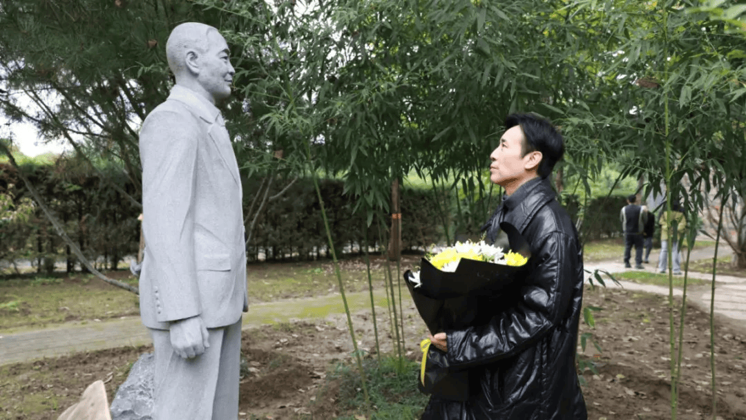 于和偉在吳石將軍墓前，只說了一句話:宏鑫機(jī)械設(shè)備有限公司
