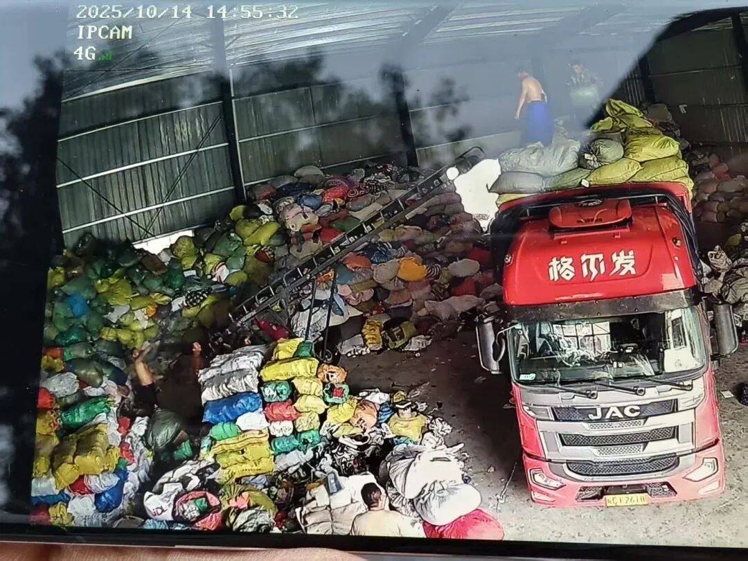 江西一女生誤賣奶奶藏有13萬元黃金首飾的舊衣<strong></p>
<p>宏鑫機械設(shè)備有限公司
</strong>，回收站：沒安裝監(jiān)控沒發(fā)現(xiàn)金器，分揀工人是臨時工:宏鑫機械設(shè)備有限公司
