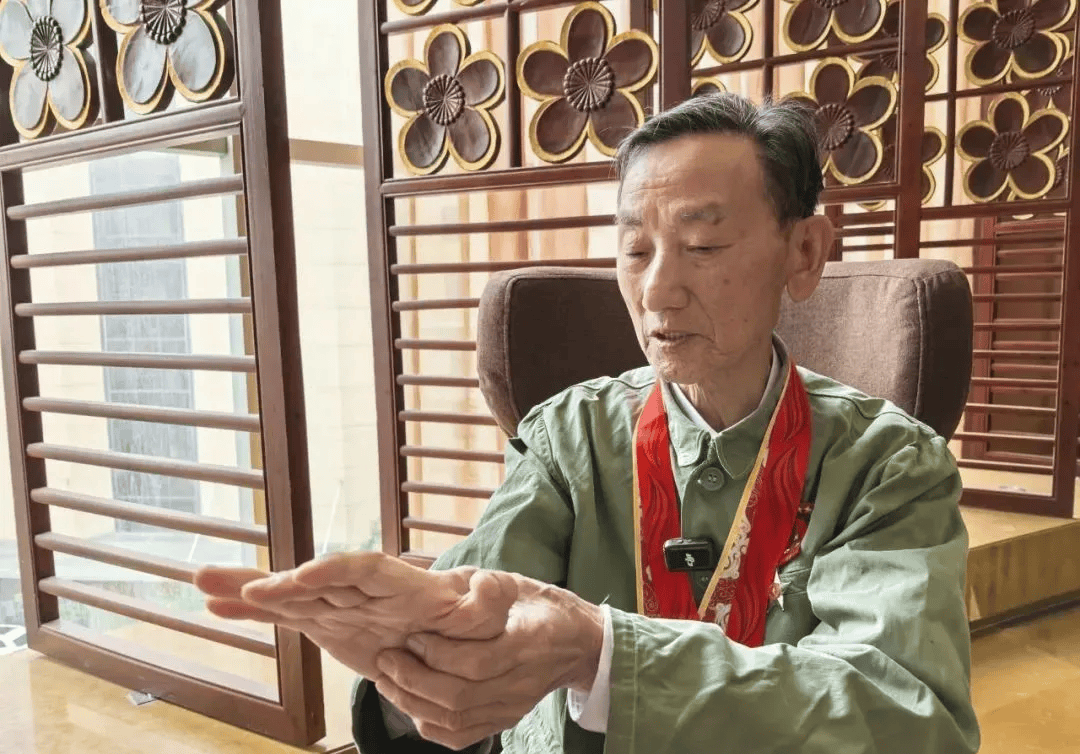 “老先生<strong></p>
<p>宏鑫機(jī)械設(shè)備有限公司
</strong>，您把項(xiàng)鏈取下來再做CT”:宏鑫機(jī)械設(shè)備有限公司
