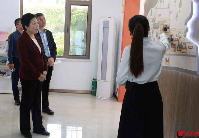 青島西海岸新區(qū)人大常委會黨組書記、主任佟海燕一行到紅石崖街道調(diào)研:宏鑫機械設(shè)備有限公司
