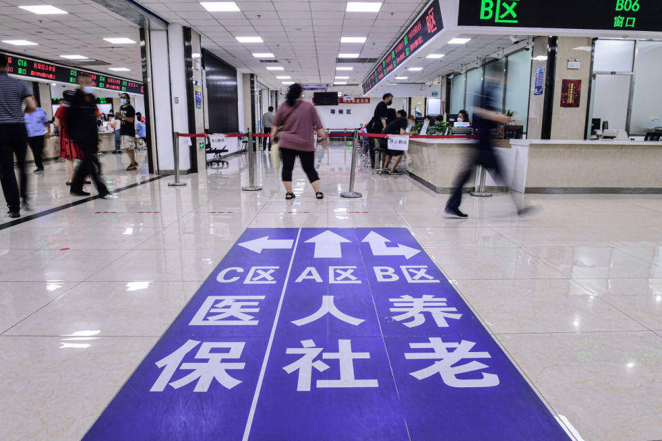 快評丨“一手辦事一手收錢”，編外人員微腐敗為何更“大膽”？:宏鑫機(jī)械設(shè)備有限公司
