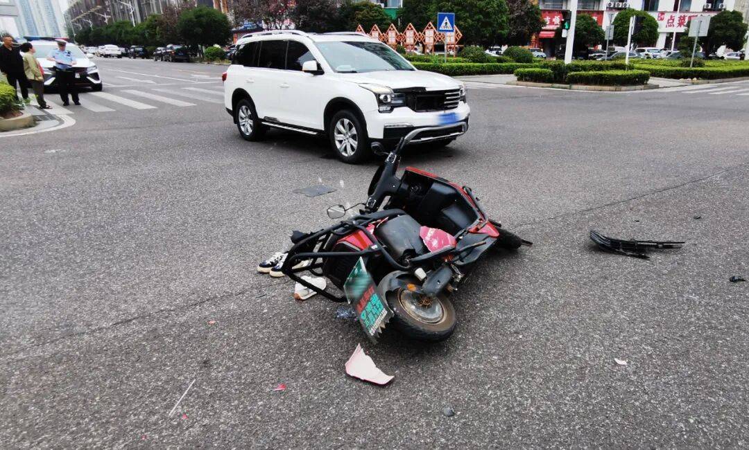 湖南湘潭一女生騎車闖紅燈，骨折、肝破裂…:宏鑫機(jī)械設(shè)備有限公司
