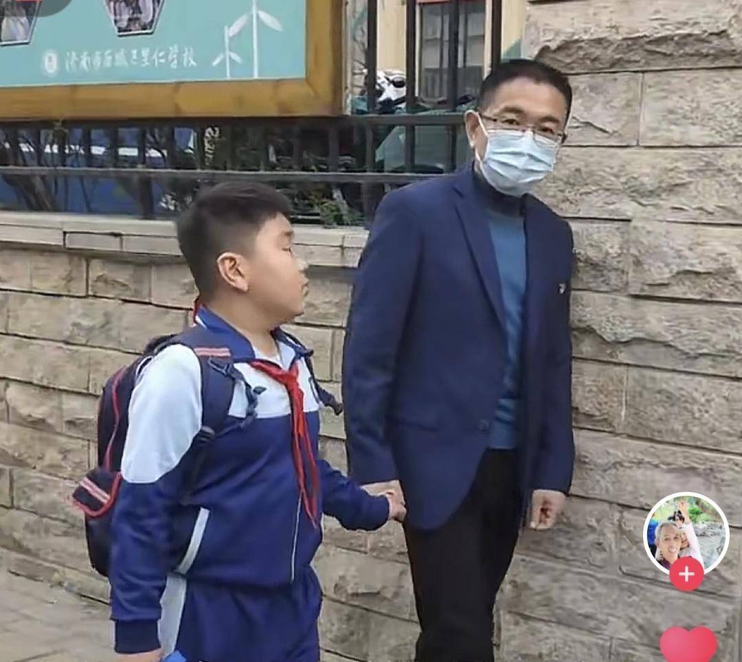 家長追憶54歲病逝的濟南“雞排校長”：孩子們說他口袋里常備著糖<strong></p>
<p>宏鑫機械設(shè)備有限公司
</strong>，雨天撐傘在校門口接送學(xué)生:宏鑫機械設(shè)備有限公司
