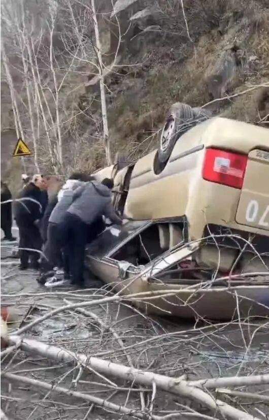 “車頂都沒(méi)了”！山西五臺(tái)山景區(qū)一面包疑剎車失靈翻扣路面，13名被困者全部獲救，當(dāng)?shù)鼗貞?yīng)：好像是在檢票口追尾，無(wú)人員身亡:宏鑫機(jī)械設(shè)備有限公司
